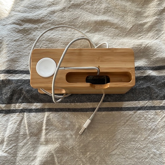 STAND for iPhone & Apple Watch (watch charger included) - Picture 1 of 3